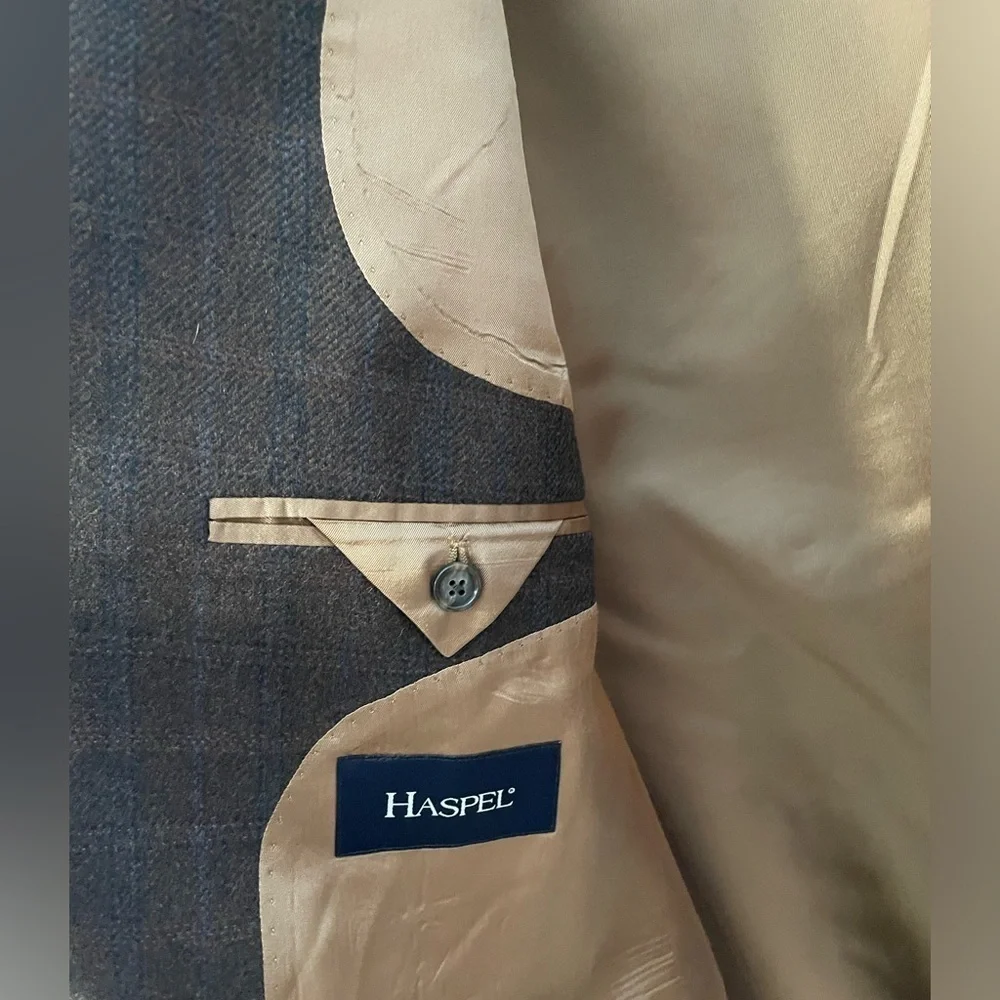 Haspel Brown 100% Lambswool Mens Suit Jacket Size 44 Long 3 Button Subtle Plaid